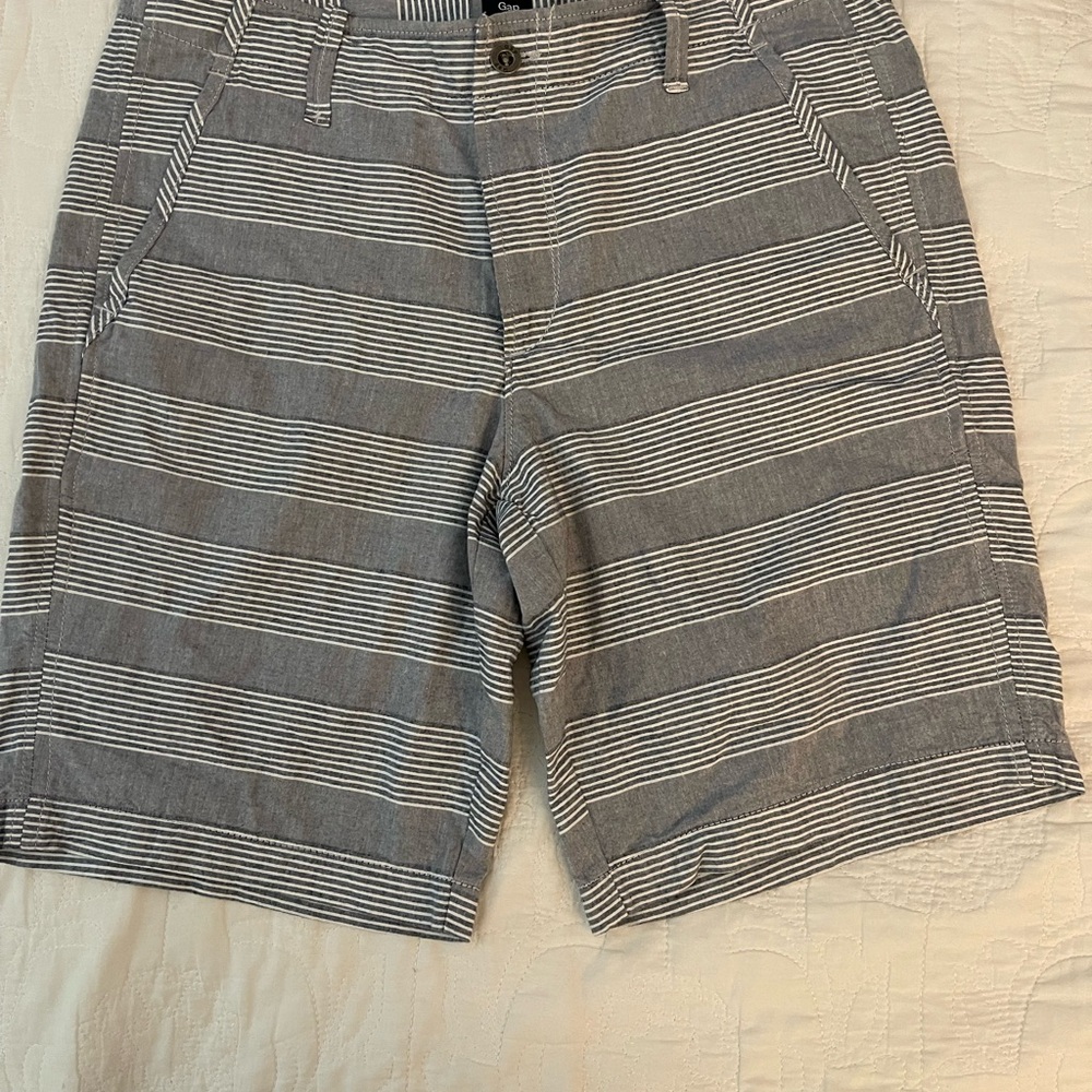 GAP Men's Gray and White Striped Shorts